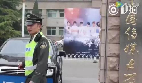 吃瓜保安推学生,校园一幕引发网友热议