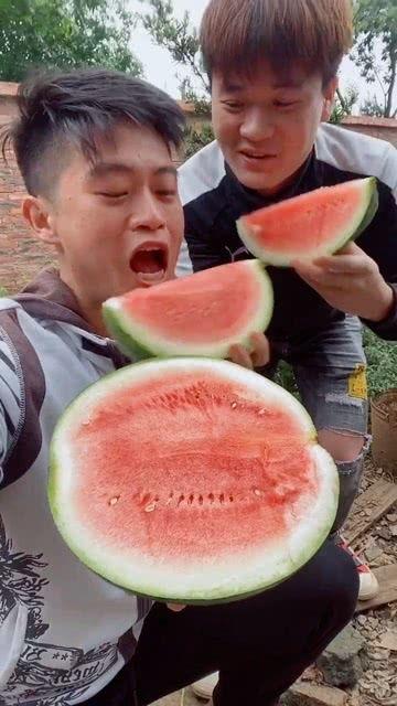 夏天吃瓜兄弟,吃瓜兄弟的清凉瓜果盛宴